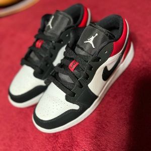 Jordan 1 low BlackToe size 4Y-lightly used